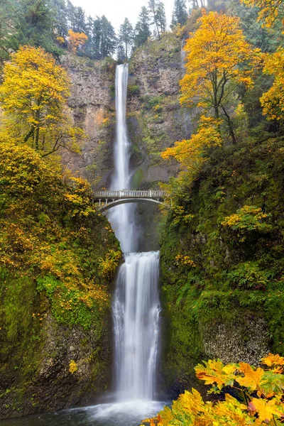 Höstfärger på Multnomah Falls — Stockfoto