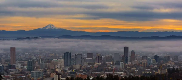 Portland Oregon városkép és a Mount Hood napkeltekor — Stock Fotó