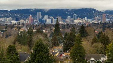 Düşük beyaz bulutlar şehir manzarası ve otomatik trafik şehir Portland Oregon bir kış günü 4 k ultra yüksek çözünürlüklü uhd üzerinde hareketli Timelapse film