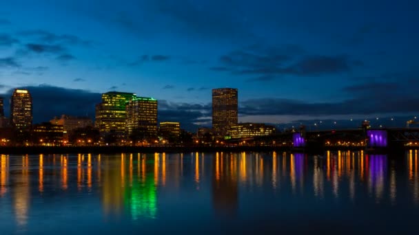 Tijd lapse film van bewegende wolken en auto verkeer centrum stad Portland Oregon langs de Willamette rivier met mooie water reflectie blauw uur bij nacht 4k uhd — Stockvideo