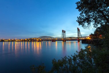 alacakaranlıkta columbia Nehri üzerinde Interstate Köprüsü