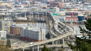 Zaman atlamalı closeup otoyol trafik Marquam Köprüsü'nde şehrinde şehir Portland Oregon boyunca Willamette Nehri bir kış günü 4k uhd 
