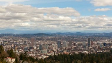 Zaman atlamalı trafik ve bulutlar üzerinde kentsel cityscape downtown Portland veya bir kış günü 4k uhd