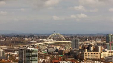 Zaman atlamalı film bulutlar ve otomatik trafik içinde şehir şehir Portland veya Fremont köprü 4 k uhd taşıma