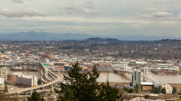 Waktu berlalu lintas jalan bebas hambatan dan awan bergerak di pusat kota Portland Oregon sepanjang Sungai Willamette suatu hari musim dingin 4k ultra definisi tinggi uhd — Stok Video