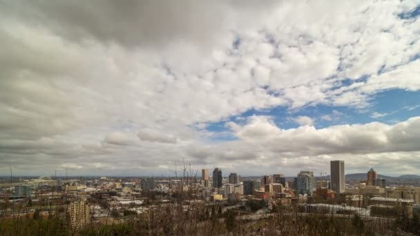 Time lapse of dramatic clouds and highway traffic with downtown cityscape of Portland OR and Fremont Bridge 4k — Vídeos de Stock