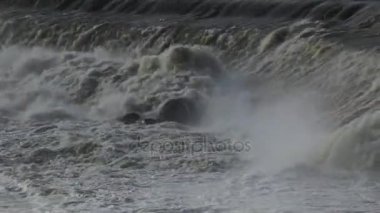 Yüksek tanımlı 1080p closeup film suyun hızlı acele Willamette Falls Oregon City 1920 x 1080 HD ses ses ile