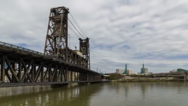 Video de lapso de tiempo de nubes en movimiento sobre Portland o el centro de la ciudad y Steel Bridge 4k — Vídeos de Stock