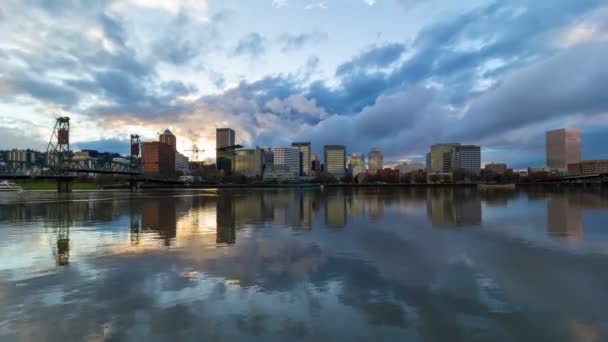 Dramatische Wolken und Himmel, die sich über die Skyline der Innenstadt und die Weißdornbrücke in Portland oregon bewegen, mit Wasserreflexion entlang des willamette River Waterfront bei Sonnenuntergang in eine blaue Stunde 4096x2304 4k Ultra-High-Definition-Zeitraffer-Film — Stockvideo