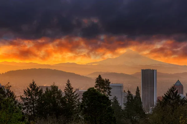 Salida del sol sobre la ciudad de Portland y Mount Hood —  Fotos de Stock
