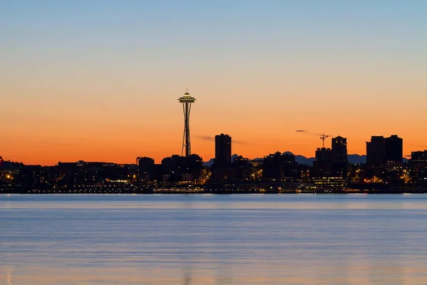 西雅图的天际线轮廓在日出 — 图库照片