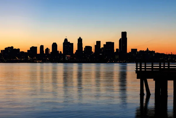 Seattle Skyline Silhouette al amanecer desde el muelle — Foto de Stock