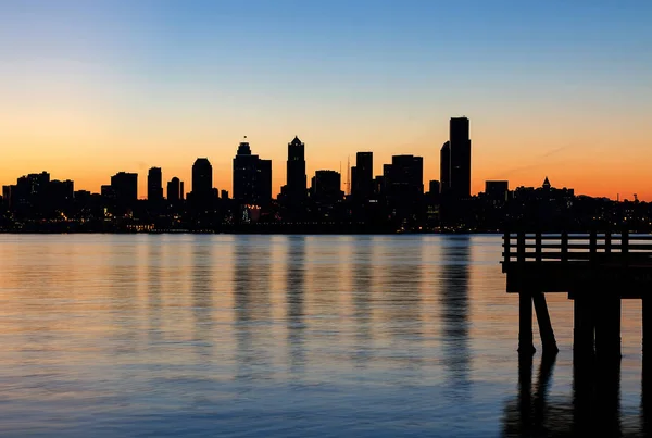 Seattle manzarası siluet gündoğumu iskelesinden — Stok fotoğraf