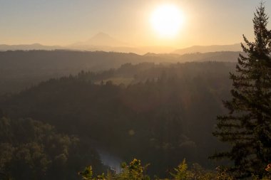 Mount Hood ve Sandy River Oregon üzerinde gündoğumu