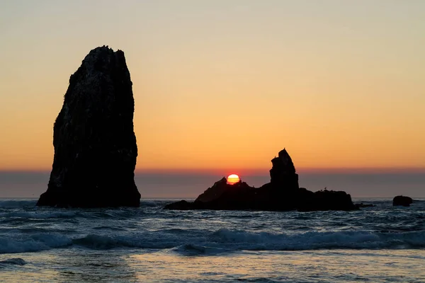 Sonnenuntergang am Kanonenstrand entlang der oregonischen Küste — Stockfoto