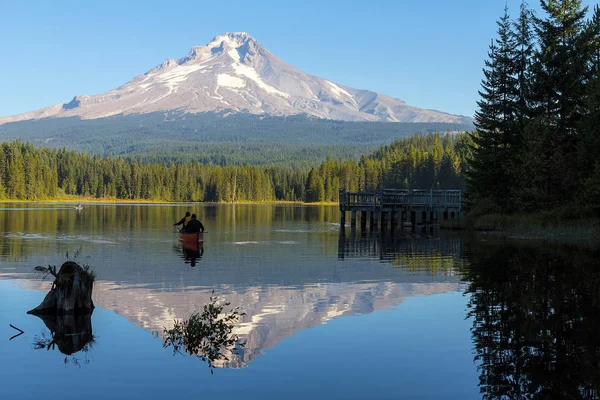 Oregon Trillium gölde Kano — Stok fotoğraf