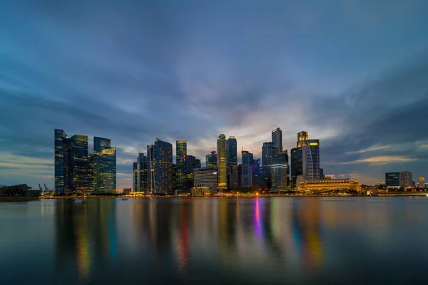 Panoramę dzielnicy biznesowej Singapuru godzinie niebieski — Zdjęcie stockowe