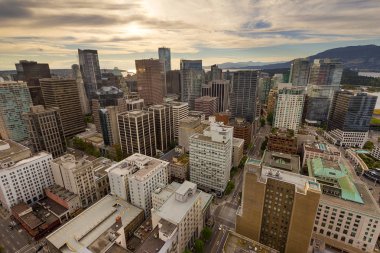 Gün batımında Kanada'da Vancouver Bc Cityscape havadan görünümü