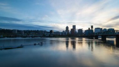 Gün batımı 4 k zaman atlamalı uhd, Portland veya şehir manzarası üzerinde hareketli bulutlar