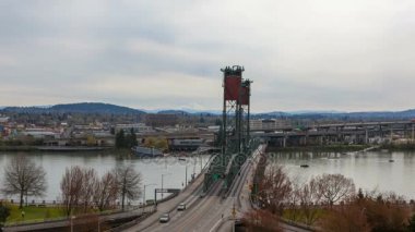 Zaman atlamalı Mt. hood 4k uhd ile Hawthorne köprü Portland veya otomatik trafik 