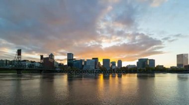 Zaman atlamalı alacakaranlıkta 4k ya da Portland manzarası Willamette Nehri üzerinden günbatımı