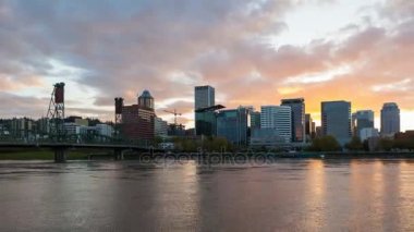 Günbatımı ya da Portland şehir manzarası ile Hawthorne köprü 4k timelapse üzerinde 