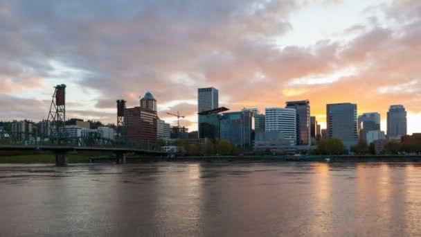 Puesta de sol sobre Portland O horizonte del centro con Hawthorne puente 4k timelapse — Vídeo de stock