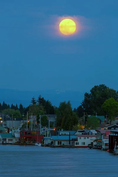 Lua cheia sobre casas flutuantes no rio Columbia — Fotografia de Stock
