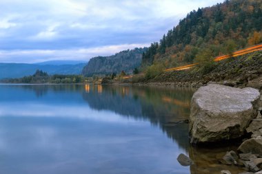 Otoyol ışık yollar üzerinde Columbia River Gorge