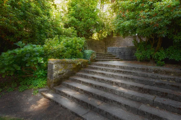Jardim velho com paredes de pedra e degraus da escada — Fotografia de Stock