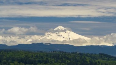 Zaman atlamalı bulutlar üzerinde görkemli Mt. Hood Sandy veya 4k Jonsrud açısından