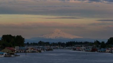 Zaman atlamalı bulutlar üzerinde görkemli Mt. Hood Sandy veya 4k Jonsrud açısından