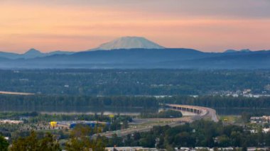 MT St Helens ve Vancouver Wa şehir Portland Oregon 4 k Rocky Butte üzerinden zaman atlamalı Glenn L. Jackson Memorial Köprüsü Columbia Nehri üzerinde trafik kar üzerinde gün batımı ile kaplı