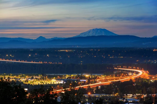 Glenn l jackson bridge und Mount Saint helens nach Sonnenuntergang — Stockfoto