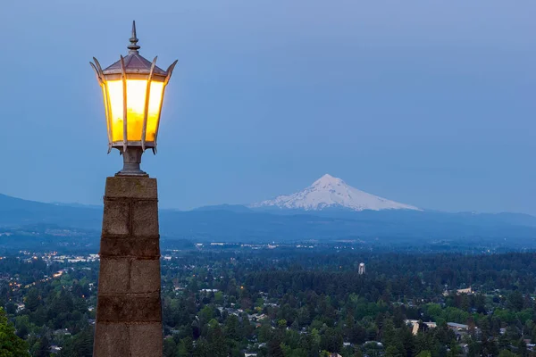 Rocky Butte Viewpoint with Mount Hood during Evening Blue Hour — Stock Photo, Image