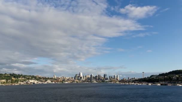 Time lapse di nuvole in movimento e cielo sopra Seattle WA paesaggio urbano e Lake Union 4k — Video Stock