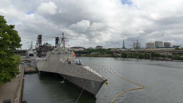 Zeitraffer der Wolken über uss jackson marine schiff und portland oder stadt 4k uhd — Stockvideo