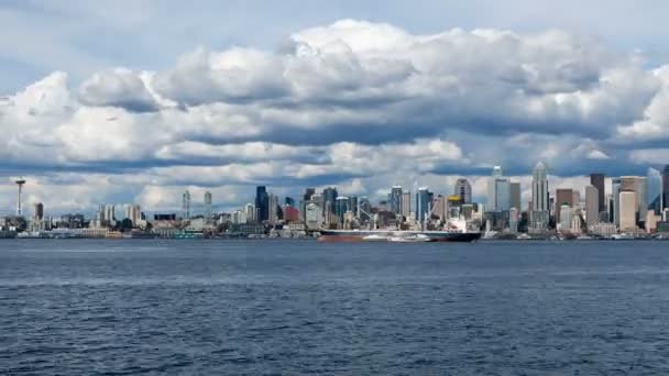 Lapso de tiempo de nubes blancas y cielo azul sobre el horizonte del centro de la ciudad de Seattle Wa a lo largo del sonido de Puget de uhd Alki Beach 4k — Vídeo de stock