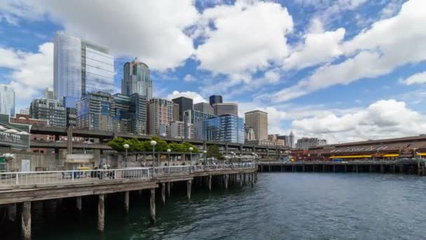 Film upływu czasu ultra wysokiej rozdzielczości białe chmury i błękitne niebo nad panoramę centrum miasta Seattle Wa wzdłuż nabrzeża pier 4k uhd — Wideo stockowe
