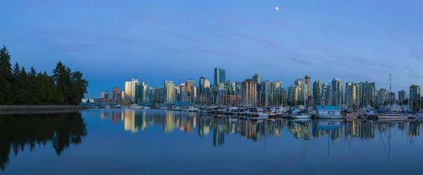 Vancouver BC Skyline pendant l'heure bleue Panorama — Photo