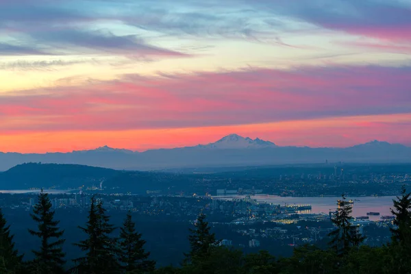 Vancouver BC paesaggio urbano con Cascade Range vista mattutina Foto Stock