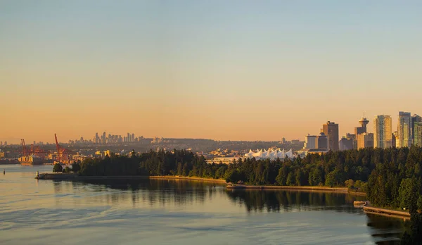 Vancouver BC cityscape por Stanley Park vista da manhã no Canadá — Fotografia de Stock