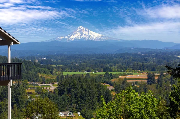 Mount Hood Vista dal ponte sul cortile a Portland in Oregon — Foto Stock