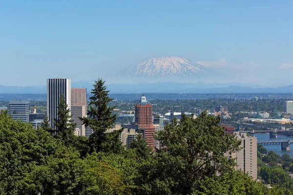 Paisagem urbana no centro de Portland com vista para o Monte Saint Helens — Fotografia de Stock