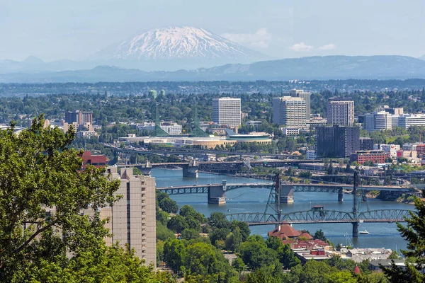 Portland Cityscape with Mount Saint Helens View — Stock Photo, Image
