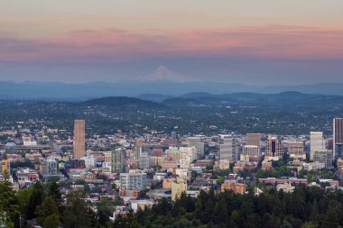 Portland Oregon Cityscape üzerinde alpenglow