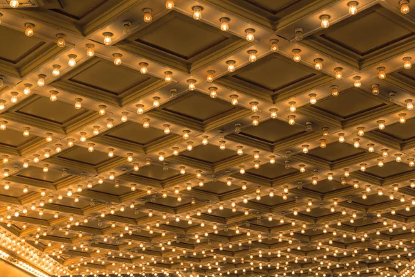 Kayan yazı ışıklar tavan tiyatro — Stok fotoğraf