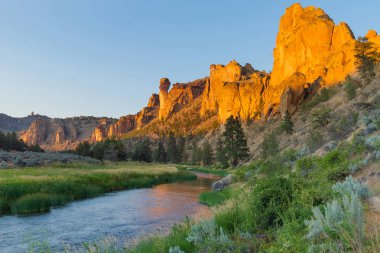 Çarpık nehir ve maymun surat Smith Rock