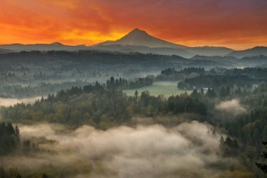 Mount Hood ve Sandy River Valley gündoğumu Oregon
