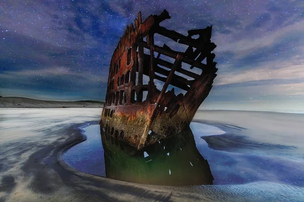 Peter Iredale vrak pod hvězdnou noční oblohu Veronika oregonském pobřeží — Stock fotografie